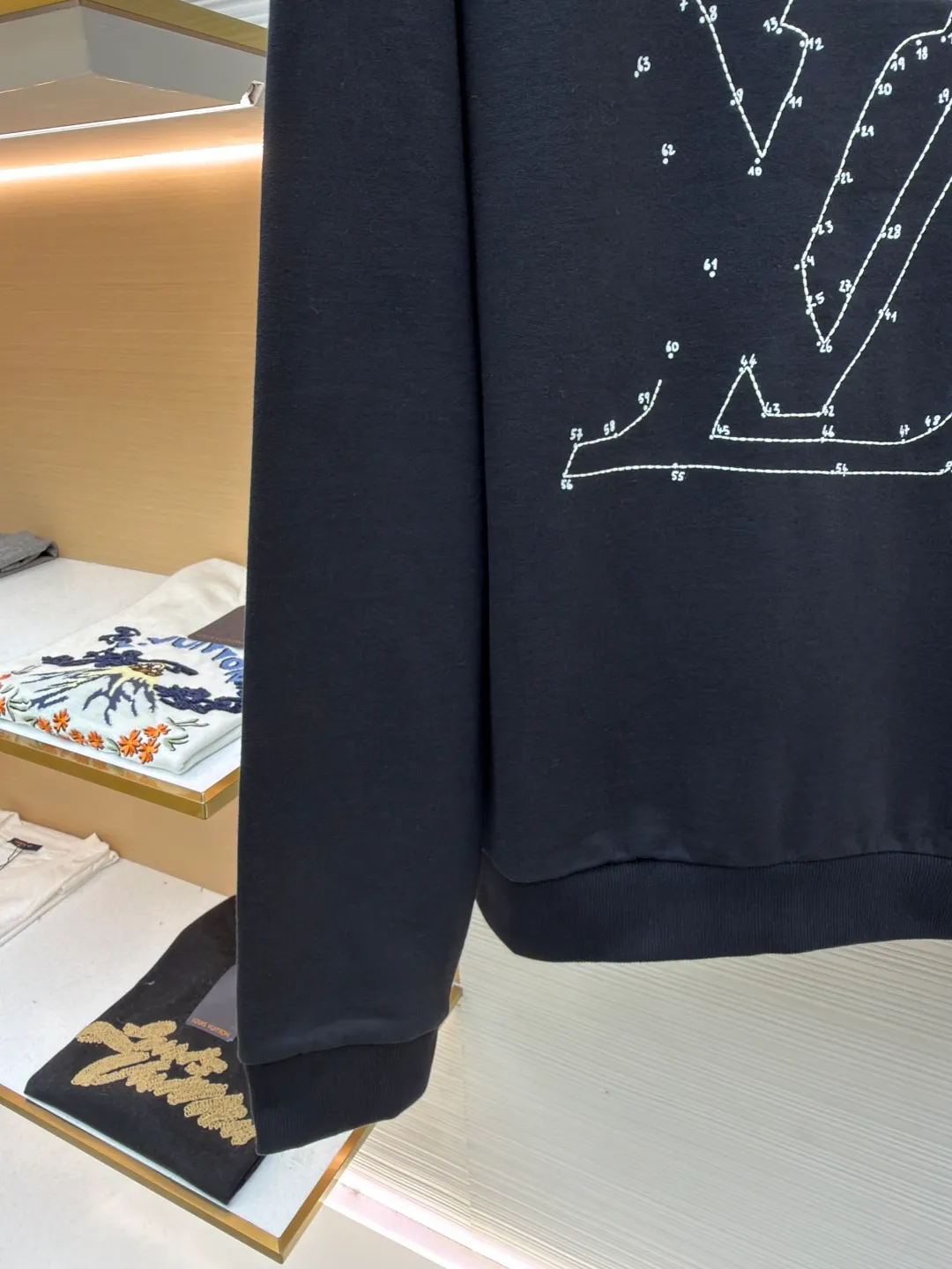 LOUIS VUITTON constellation embroidered round neck sweatshirt ●Original version: purchased and developed for 7499 ●Item number: 1681805-A90 ●Fabric: cotton sweatshirt fabric ●Technology: embroidery production ●Color: black ●Version: fitted version ●Weight: about 500 grams ●Size: S-M-L-XL ●Description: 32s double-ply cotton sweatshirt fabric After the gray cloth is dyed and finalized, the base fabric is subjected to a fleece shearing process. An eight-claw machine is used for screen printing and laser engraving on kefir. The printing effect is matte and feels light and thin. The embroidery uses a Tajima embroidery machine imported from Japan. The overall wiring is straight and delicate, the fabric is comfortable and soft, and the color is consistent without color difference. It can be matched with the same style to create a fashionable look and control various occasions. Customized accessories, complete with three standards, same style for men and women!